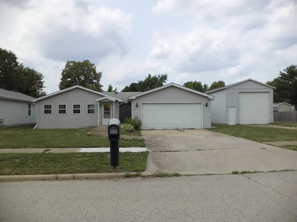 14 Geneva CT, Bloomington, IL 61704