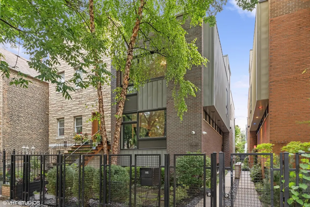 1843 W Huron ST, Chicago, IL 60622