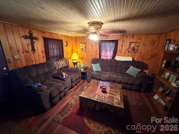 3205 Oran Yount LN, Granite Falls, NC 28630