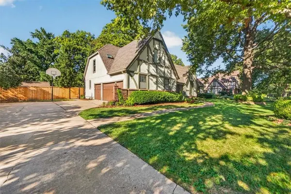 3516 W 101st TER, Leawood, KS 66206