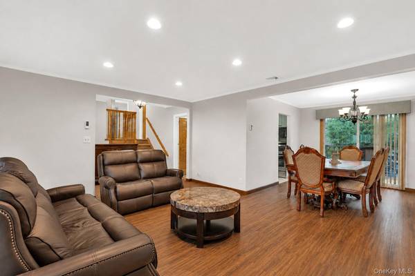 5 Cranberry LN, Plainview, NY 11803