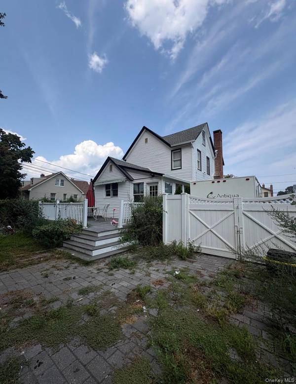 38 Jackson AVE, Bayville, NY 11709