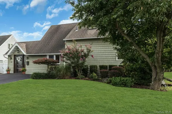 42 Dock LN, Wantagh, NY 11793