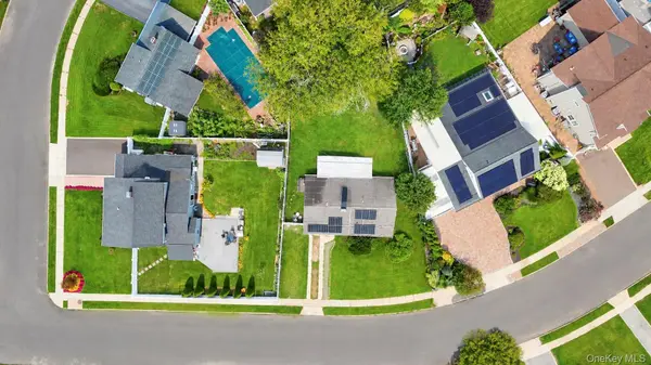 35 Meeting LN, Hicksville, NY 11801