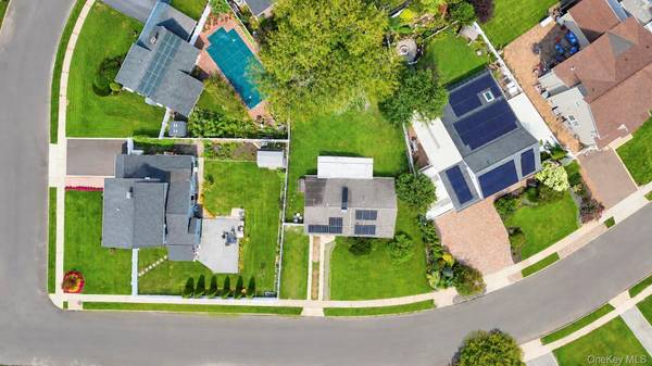 35 Meeting LN, Hicksville, NY 11801