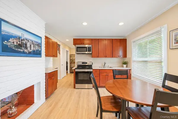 35 Meeting LN, Hicksville, NY 11801