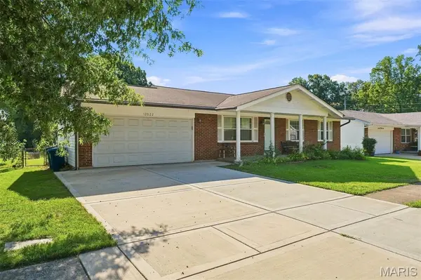 12022 Trampe Heights LN, Hazelwood, MO 63138
