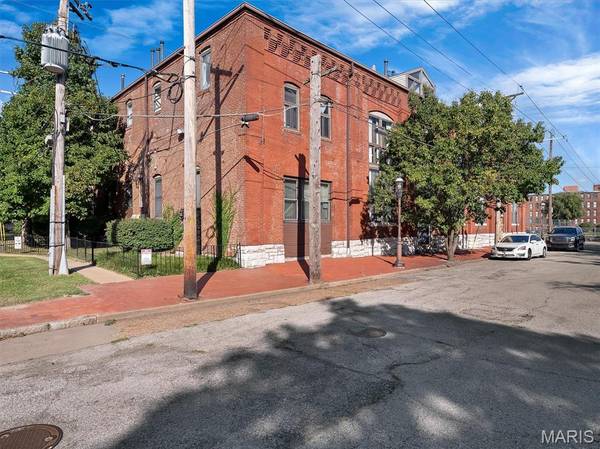 1523 S 10th ST #110, St Louis, MO 63104