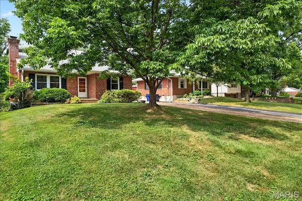945 Liggett AVE, Crestwood, MO 63126