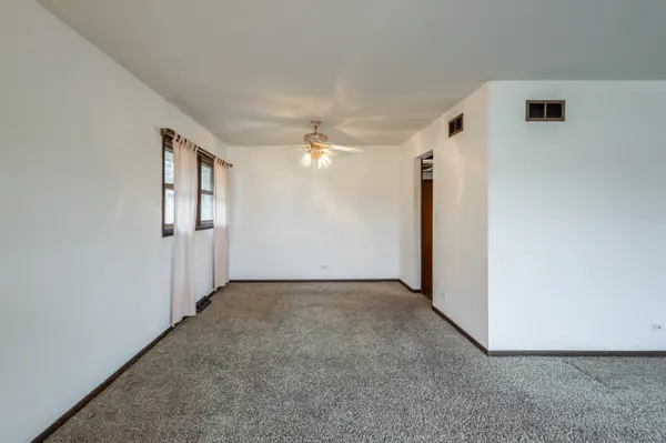 3002 S Lynn CT, Mount Prospect, IL 60056