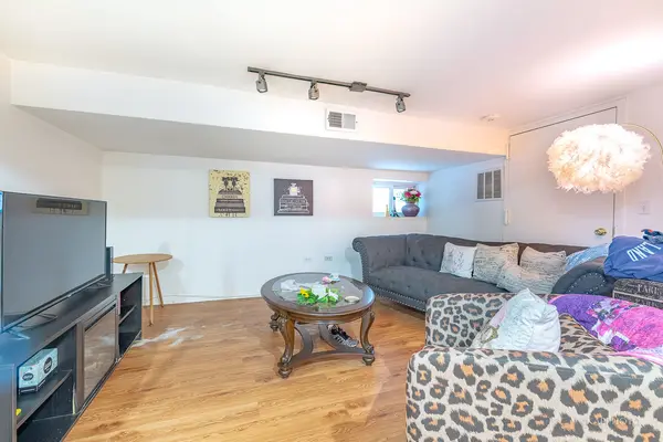 6208 N Claremont AVE, Chicago, IL 60659