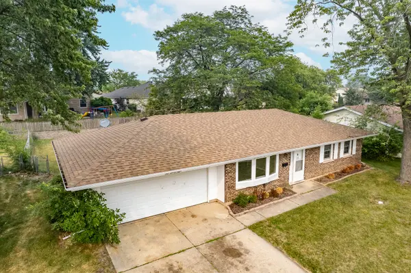 128 W Hartford DR, Schaumburg, IL 60193