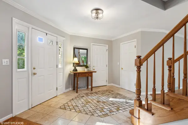 561 Woodland LN S, Northfield, IL 60093