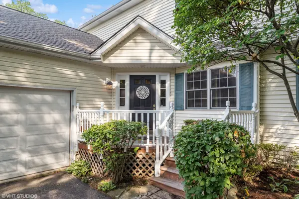 561 Woodland LN S, Northfield, IL 60093