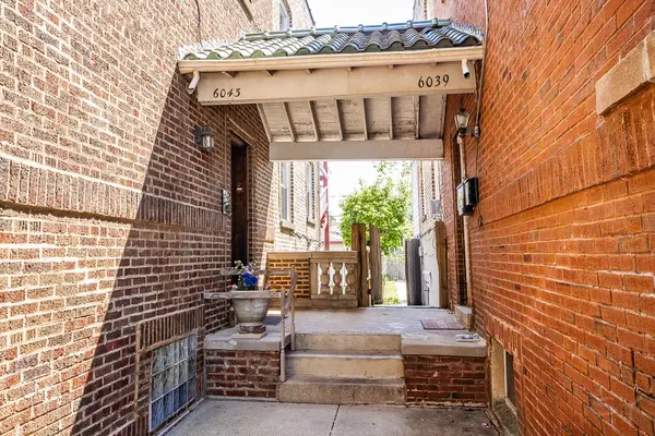 6043 N Albany AVE, Chicago, IL 60659