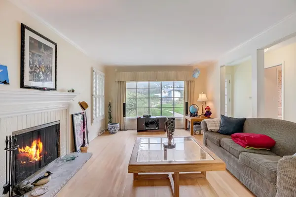 221 Sunset TER, Lake Bluff, IL 60044