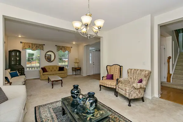 1390 Bison LN, Hoffman Estates, IL 60192