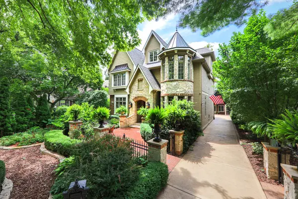 411 S WRIGHT ST, Naperville, IL 60540