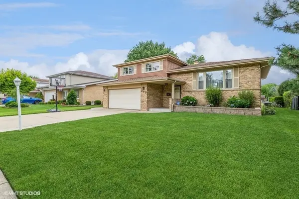 320 N Marcella RD, Mount Prospect, IL 60056