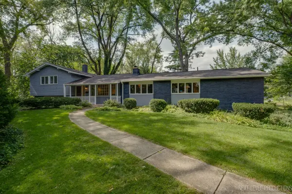 11 Golden Larch CT, Naperville, IL 60540