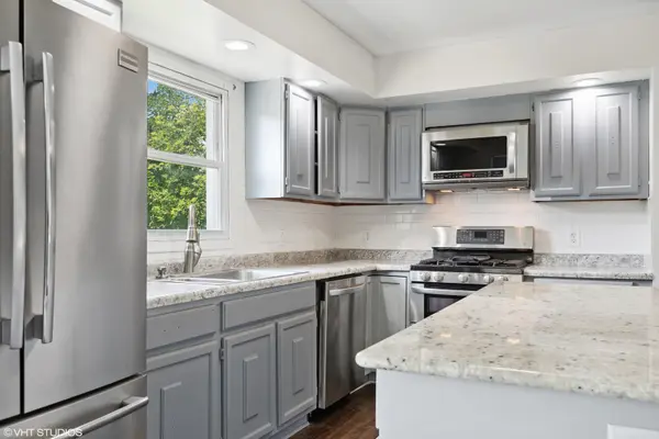 8913 Bunker LN, Crystal Lake, IL 60014