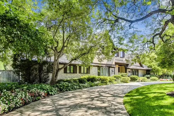 1303 Edgewood LN, Northbrook, IL 60062