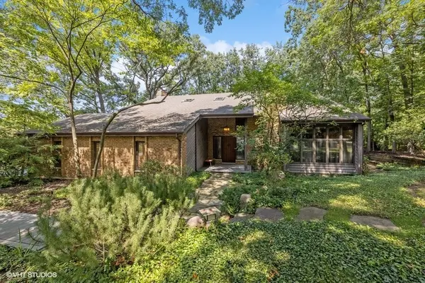 105 Lakewood CIR, Burr Ridge, IL 60527