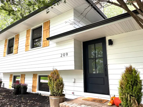 209 W Gartner RD, Naperville, IL 60540
