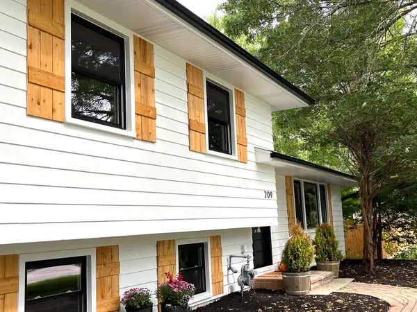 209 W Gartner RD, Naperville, IL 60540