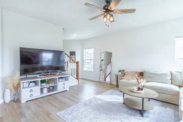 1013 Sears CIR, Elburn, IL 60119