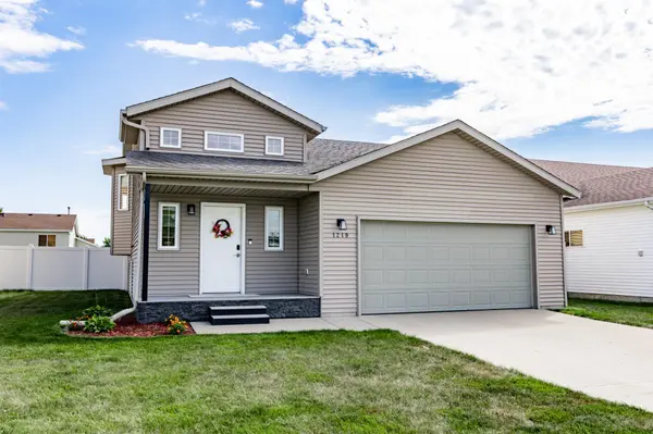 1219 DIVERSION DR W, West Fargo, ND 58078