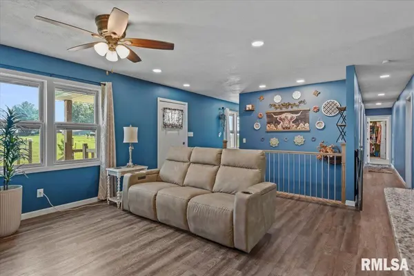 1607 Vineyard Hills RD, Petersburg, IL 62675