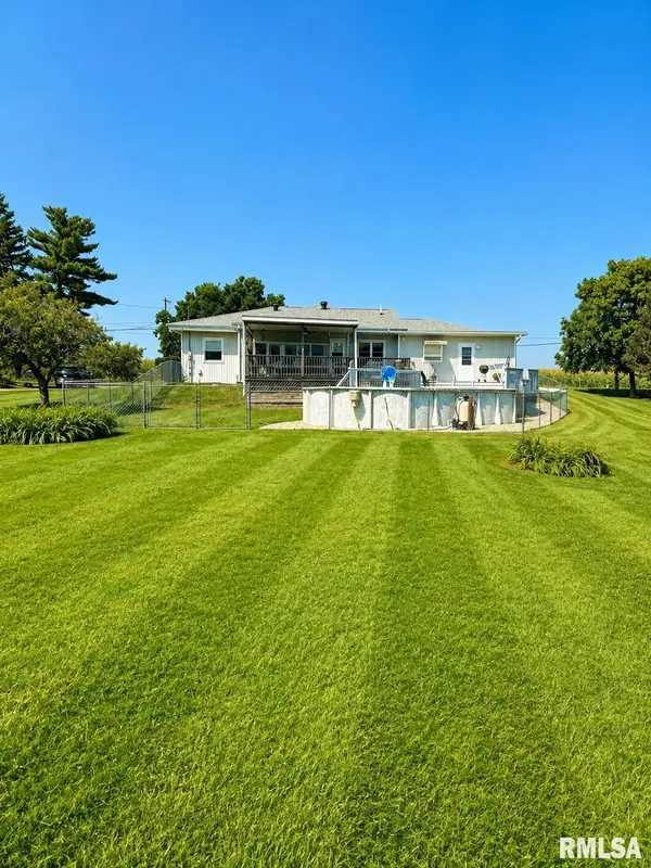 2327 MOUND RD, Jacksonville, IL 62650
