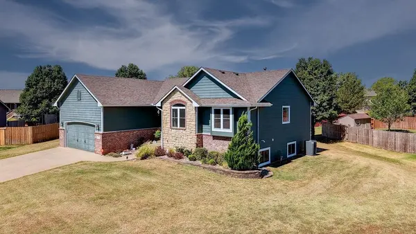 611 Cleek Ct, Winfield, KS 67156