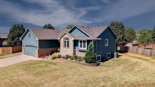 611 Cleek Ct, Winfield, KS 67156