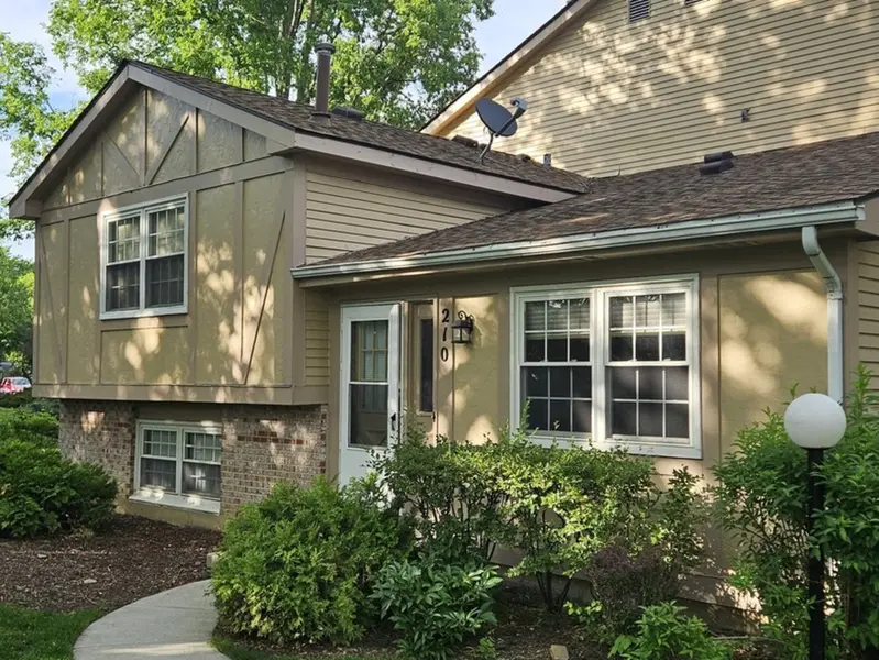 210 Redwood CT, Vernon Hills, IL 60061
