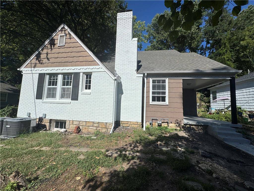 818 East ST, Parkville, MO 64152