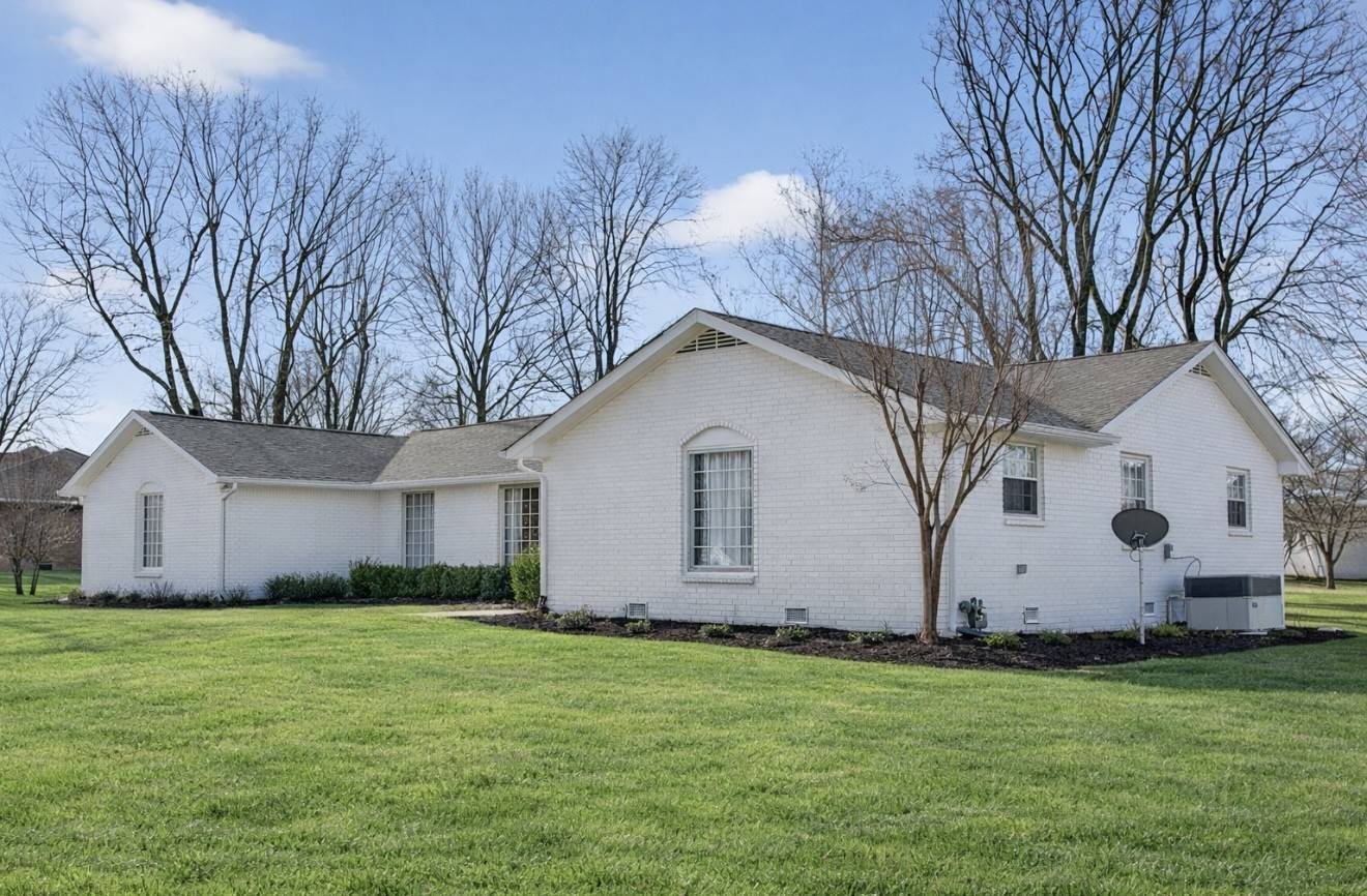 116 Lake Vista Dr, Hendersonville, TN 37075