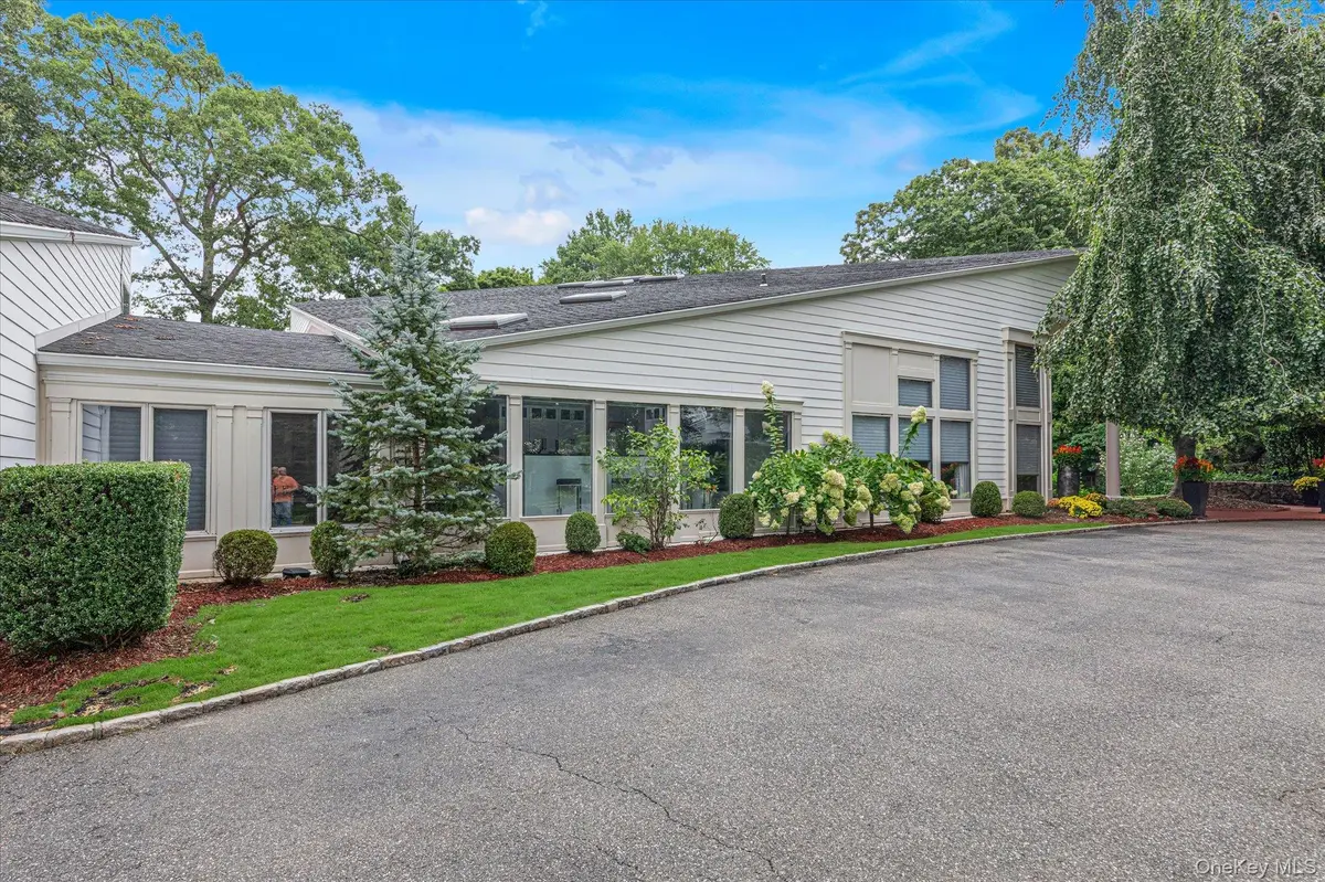 5 Carol LN, Upper Brookville, NY 11545