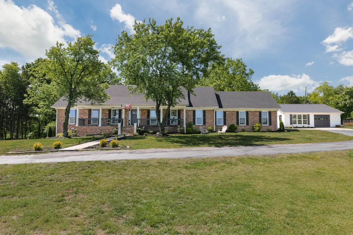 24 Lovers Ln, Fayetteville, TN 37334