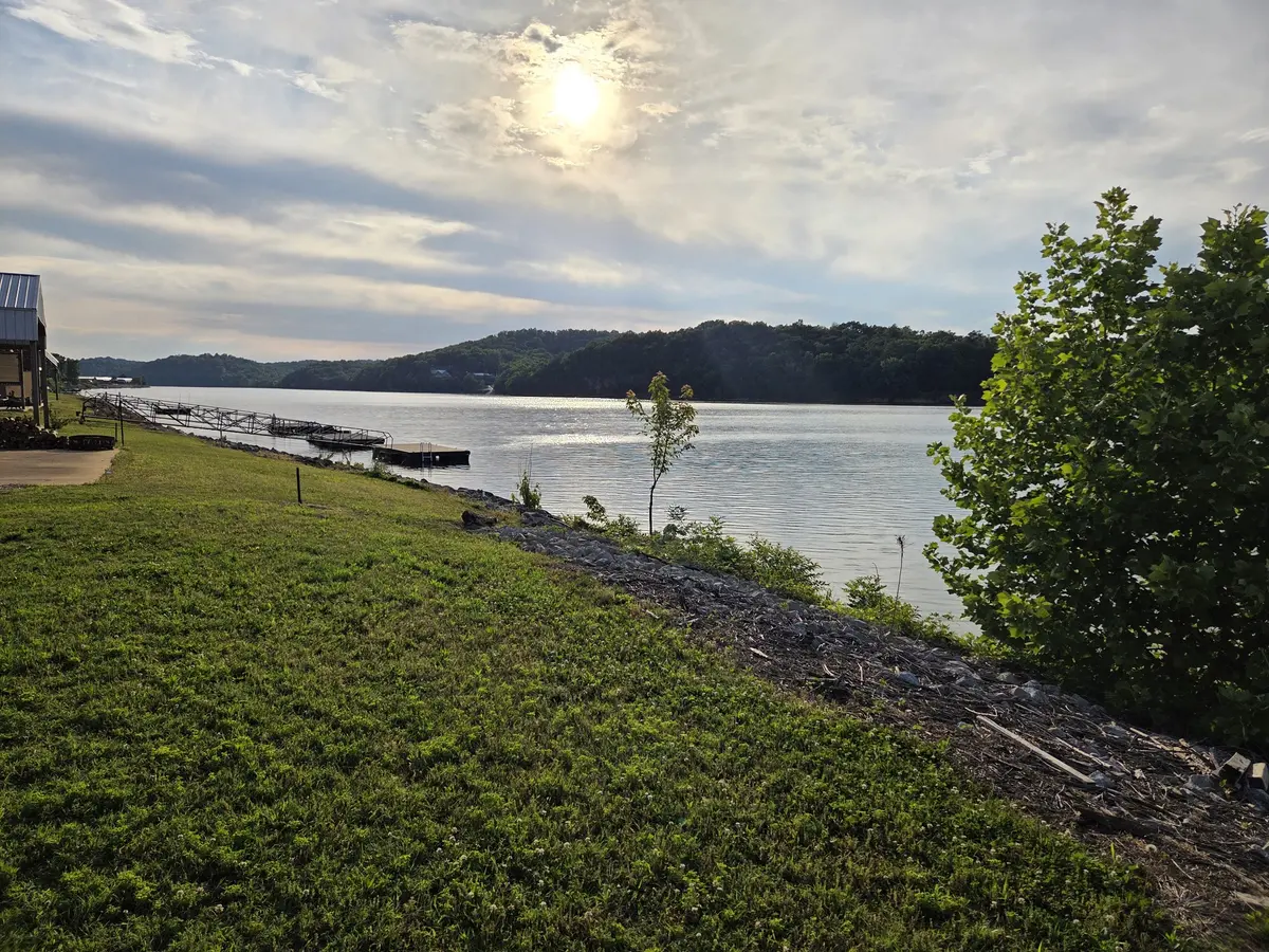 1039 River Front Dr, Clifton, TN 38425