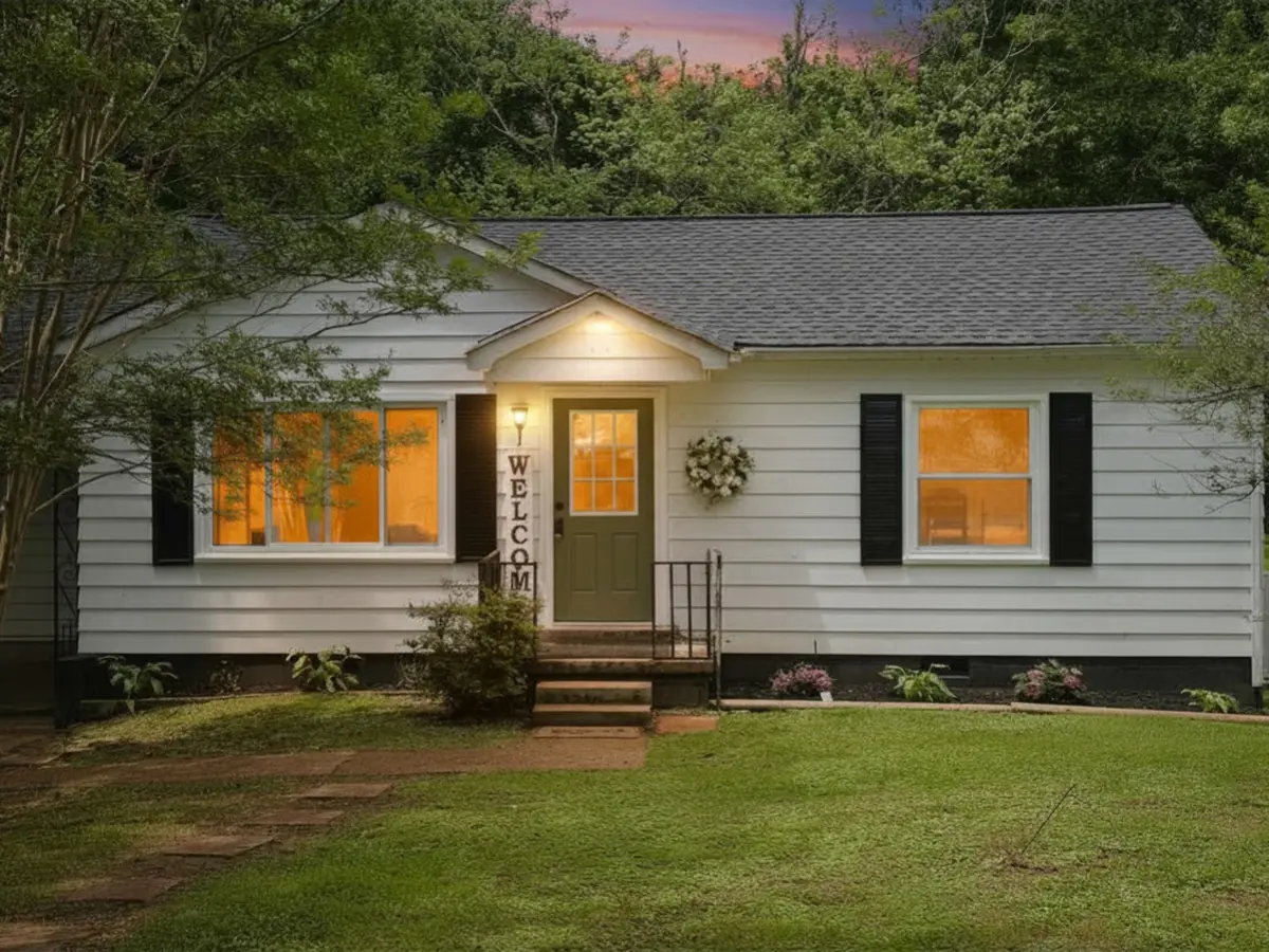 121 Turnpike Ave, Camden, TN 38320