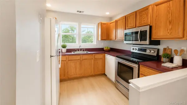 53 Village CIR #E053, Manorville, NY 11949