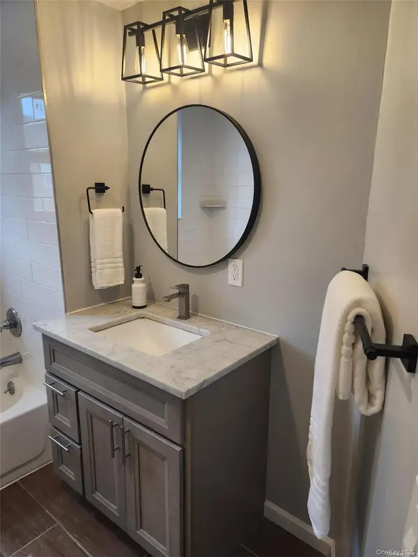 156 Cleveland AVE #B, Mineola, NY 11501