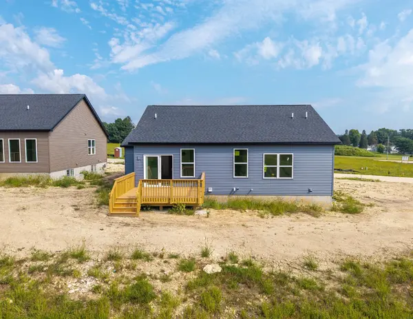 209 Riverbend RD, Waverly, IA 50677