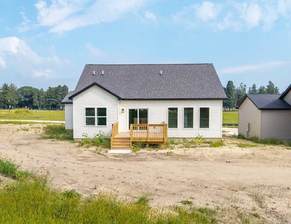 221 Riverbend RD, Waverly, IA 50677