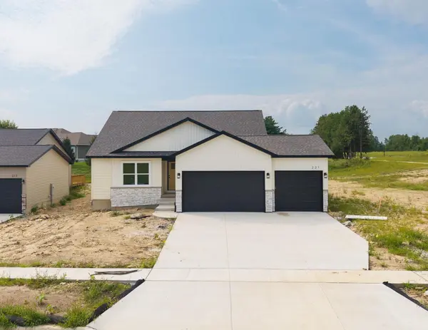 221 Riverbend RD, Waverly, IA 50677