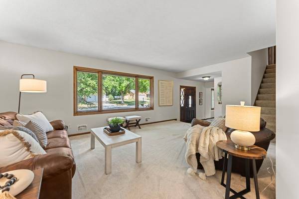 7181 Steepleview RD, Woodbury, MN 55125