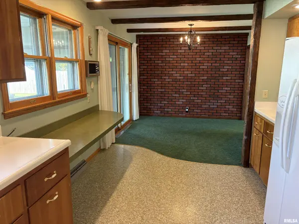 160 Half Moon ST, Lincoln, IL 62656