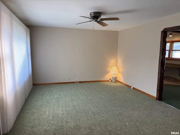 160 Half Moon ST, Lincoln, IL 62656
